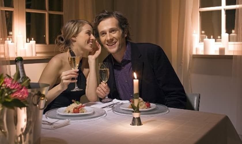Jantar romântico em casa é opção para comemorar o Dia dos Namorados