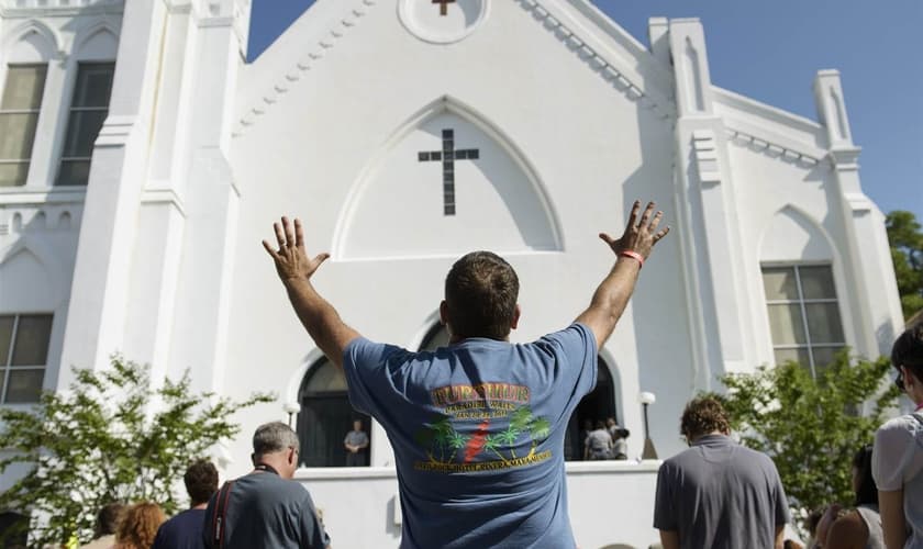 Primeiro culto na igreja Emanuel African Methodist Episcopal desde o assassinato dos membros. (Brendan Smialowski/AFP)