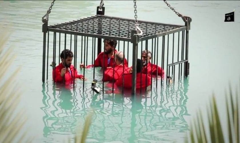 Cinco deles foram colocados dentro de uma gaiola, que foi submersa numa piscina, e morreram afogados. (slamic State/Wilayat Nineveh)