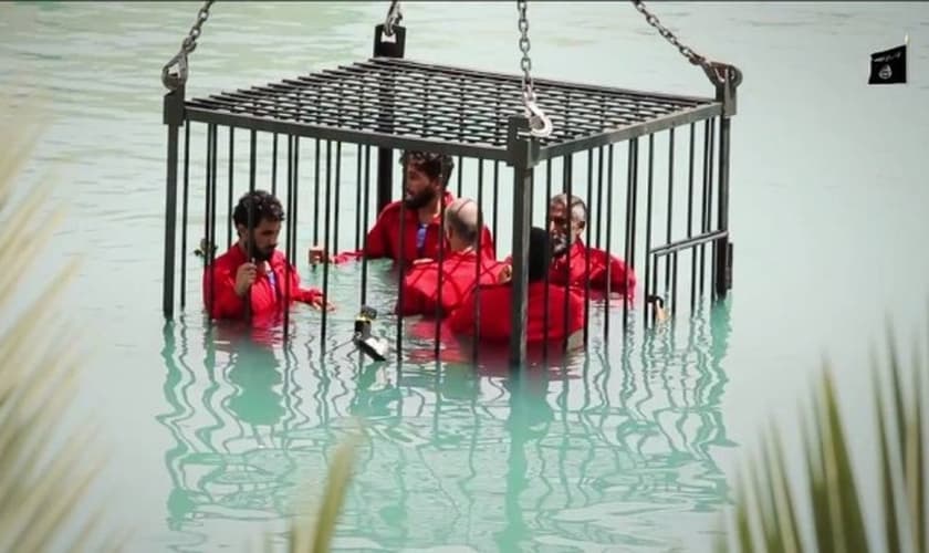 Cinco deles foram colocados dentro de uma gaiola, que foi submersa numa piscina, e morreram afogados. (slamic State/Wilayat Nineveh)