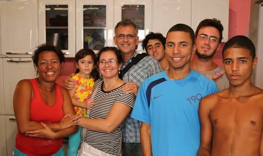 Antônio Carlos Costa em visita à família da favela