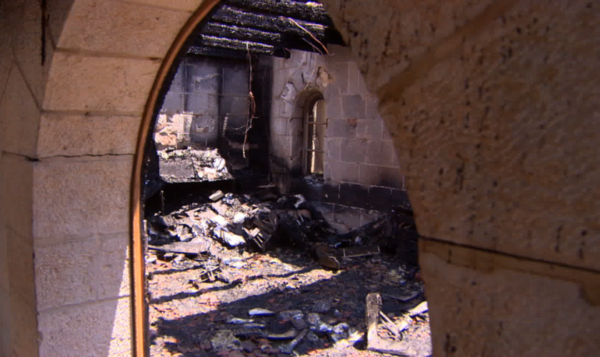 O incêndio consumiu maior parte do interior da Igreja da Multiplicação, em Tabgha, no Mar da Galiléia. (CNN)