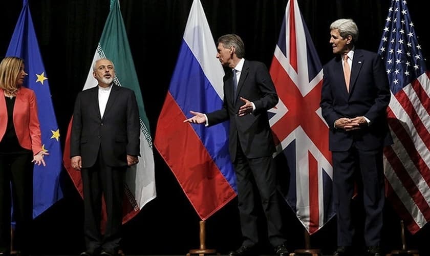 Da esquerda para a direita: Alta Representante da União européia para Negócios Estrangeiros e Política de Segurança, Federica Mogherini; Ministro das Relações Exteriores do Irã, Mohammad Javad Zarif; Secretário do Exterior Britânico, Philip Hammond e Secr