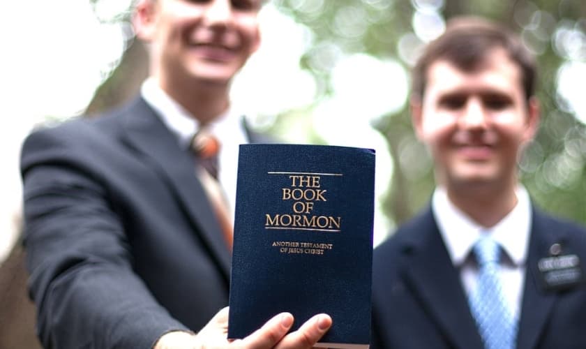 Grupos como os Mórmons e Testemunhas de Jeová são ainda mais engajados do que os evangélicos, mostra estudo. (Foto: Reprodução)