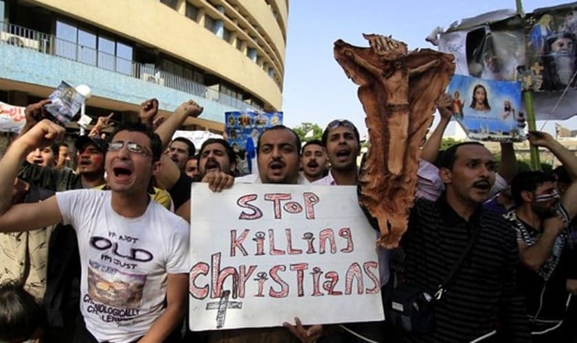 Manifestantes protestam contra perseguição a cristãos no Egito.