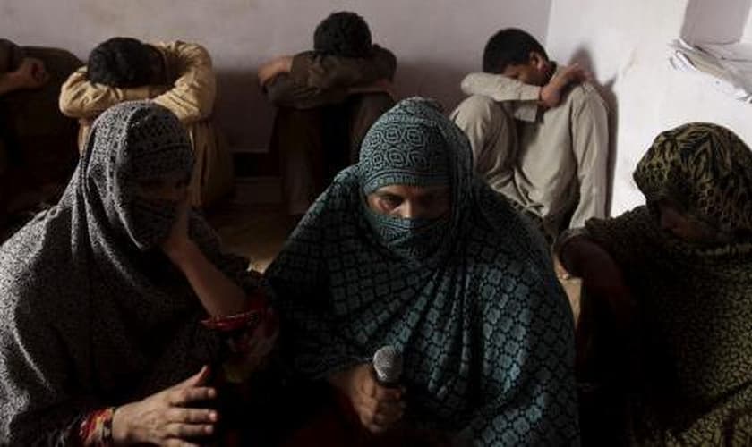 Crianças cujas famílias dizem que elas foram abusadas, escondem seus rostos (ao fundo), enquanto suas mães são entrevistadas por um correspondente da Reuters, em Husain Khan Wala, província de Punjab, Paquistão. (Foto: Reuters)