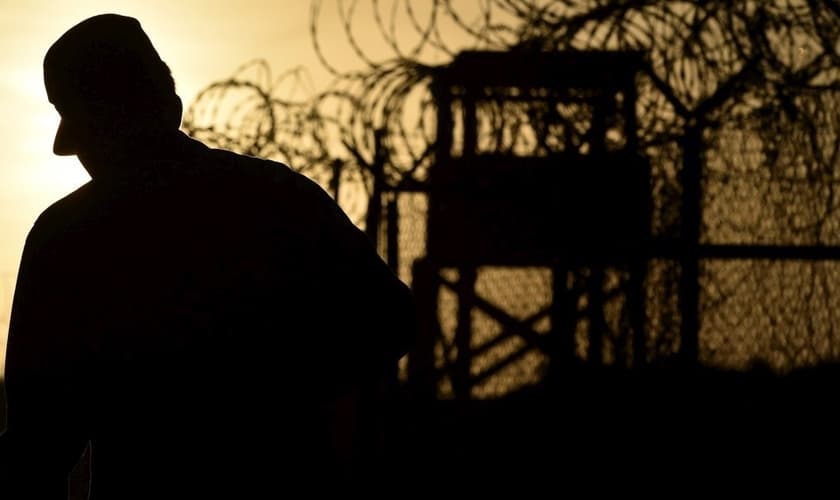 Soldado vigia portões de presídio cubano