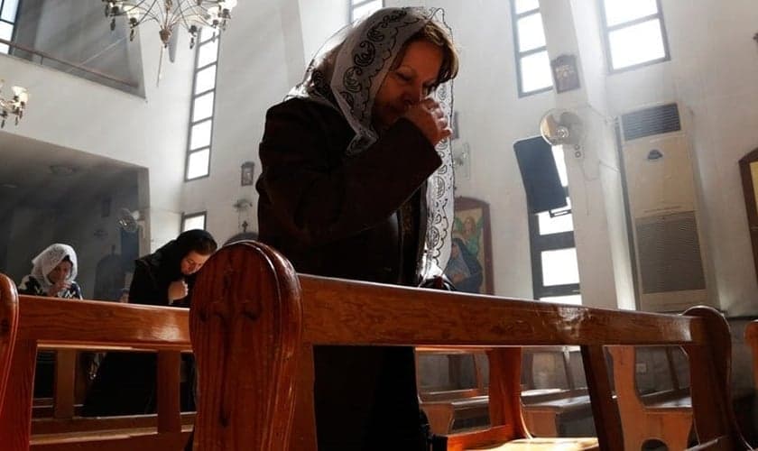 Mulher cristã assíria ora por seus compatriotas sequestrados. (Foto:  REUTERS/OMAR SANADIKI)