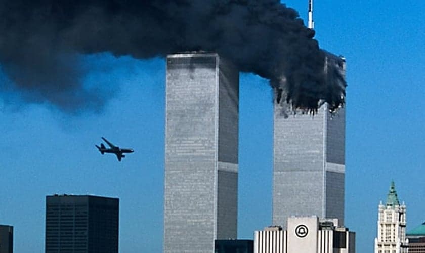 Foto flagrou o momento em que o segundo avião estava prestes a chocar-se contra uma das torres do Wolrd Trade Center, em Nova York.