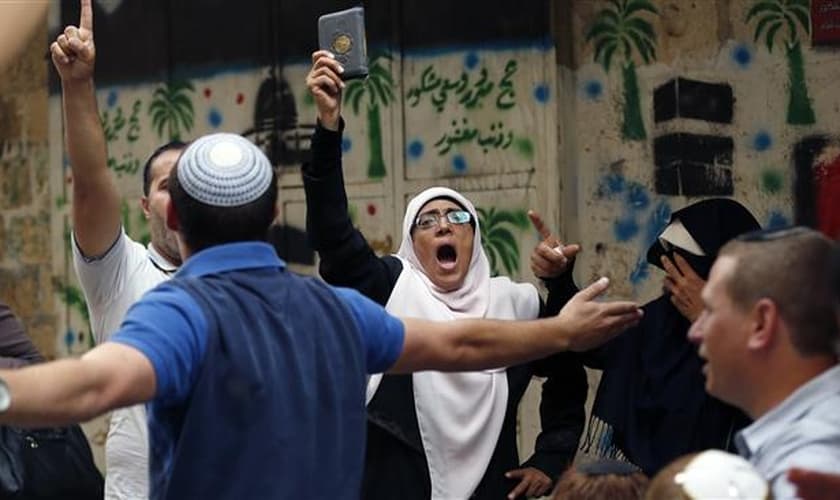 Muçulmanos confrontam judeus na Esplanada das Mesquitas, em Jerusalém. (AFP/ Ahmad Gharabli)﻿