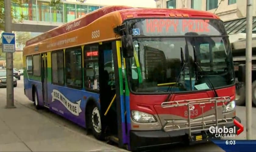 O ônibus temático, que levava as cores do arco-íris, promovia o "Orgulho Gay". (Foto: Calgary Global Video)