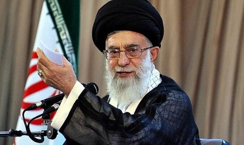 Aiatolá Khamenei é o mais importante líder islâmico do Irã atualmente. Seus posicionamentos acabam influenciando também decisões políticas no país.