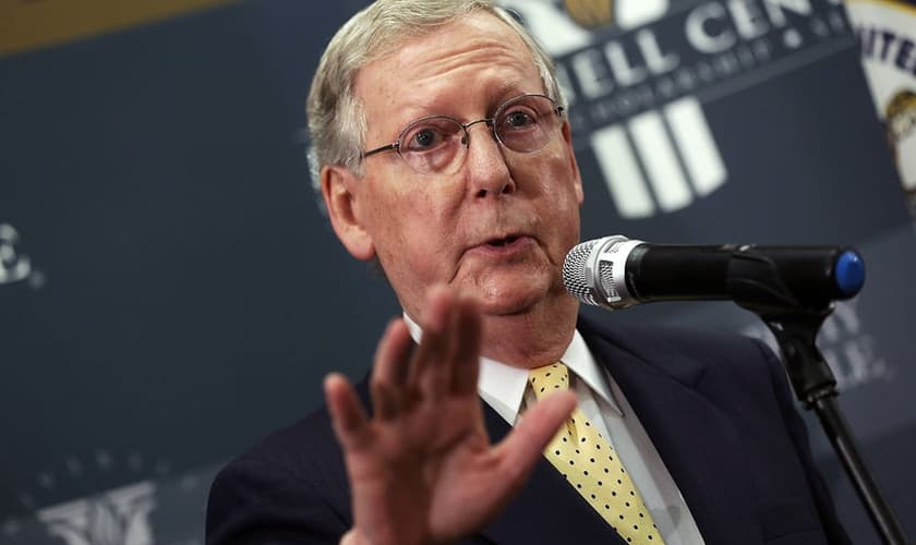 Senador Mitch McConnell's é republicano e representante do Estado de Kentucky.
