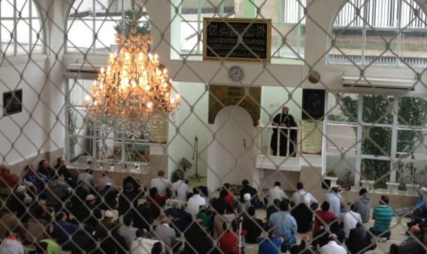 Momento de reunião na Mesquita do Pari, no centro da capital paulista. (Foto: BBC)