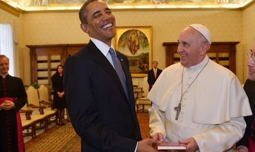 Papa Francisco conversa com Barack Obama durante visita do presidente dos EUA ao Vaticano.