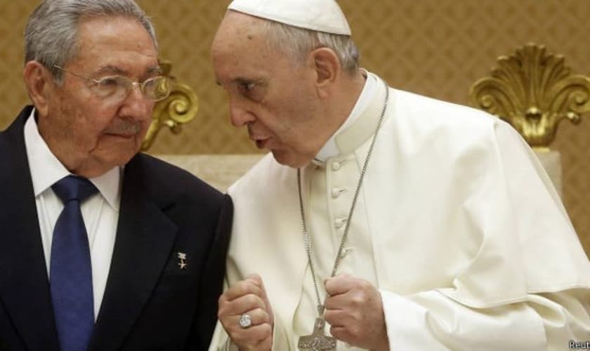 Papa Francisco conversa com Raúl Castro, durante visita do presidente cubano ao Vaticano (Foto: Reuters)