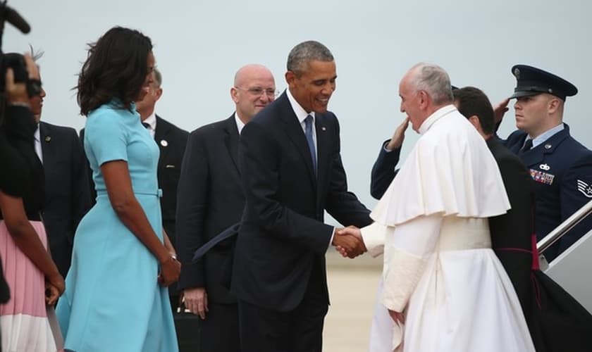 Presidente Barack Obama e sua esposa, Michele Obama, recebem o Papa Francisco, em base aérea dos Estados Unidos (Foto: AP Photo/Andrew Harnik)