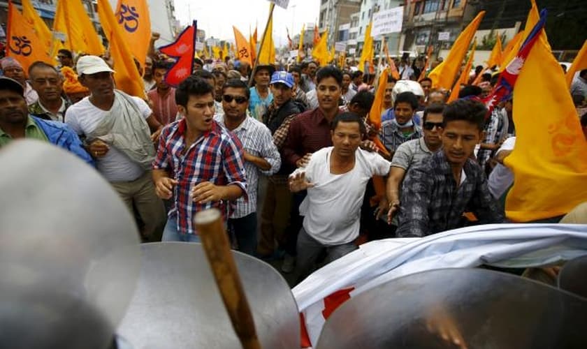 Polícia tenta conter protestos violentos no Nepal. (Foto: Reuters)