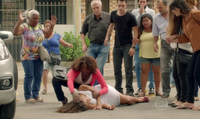 A cena de agressão dos evangélicos foi substituída por um atropelamento que deixou a garota, Lilica (Thainá Duarte), com um corte na testa. (Foto: Reprodução/ Globo)