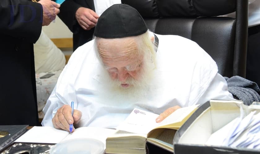 O Rabino Chizkiyahu Mishkovsky é uma das principais figuras na sociedade judaica ultraortodoxa, e tem anunciado sobre a iminente chegada do Messias aos israelenses. (Foto: Matzav)