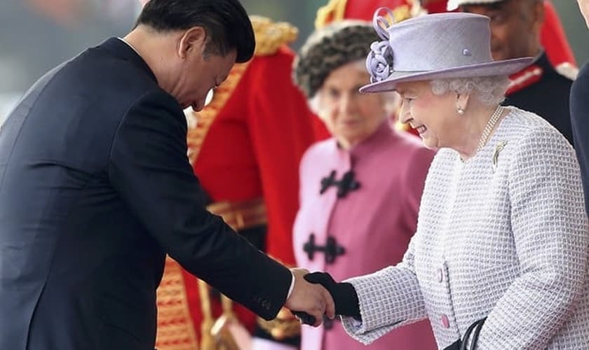 O Presidente chinês Xi Jinping foi recebido com honras da Corte Real britânica, como tapete vermelho, uma salva de tiros e um banquete, além do encontro com a rainha Elizabeth. (Foto: Chris Jackson/ Reuters)