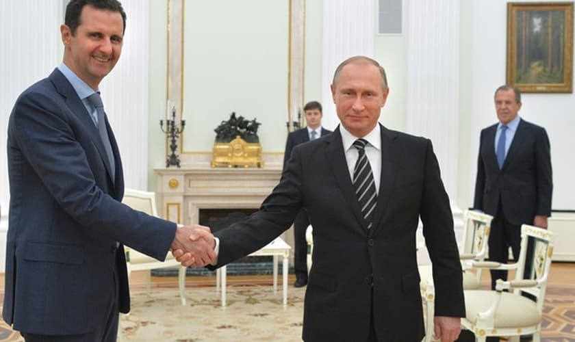 Presidente sírio, Bashar al-Assad, cumprimenta presidente russo, Vladimir Putin, durante encontro em Moscou. (Foto: Alexei Druzhinin, RIA-Novosti/ AP)