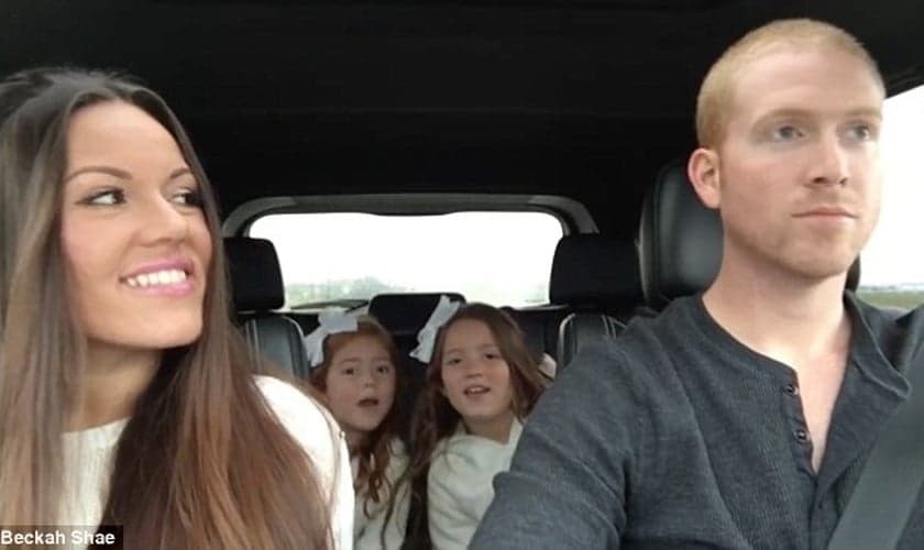 Ao lado de seu marido e das duas filhas do casal, Beckah Shae aproveitou um passeio de carro para filmar uma paródia da música "Lips are Movin". (Foto: Reprodução/ Youtube)