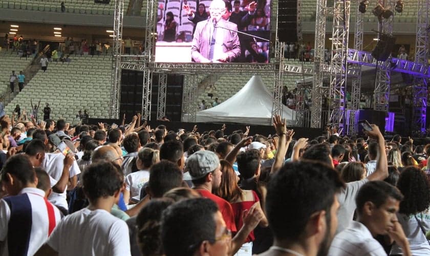 Segundo a assessoria de imprensa do evento, mais de 800 pessoas atenderam ao apelo feito pelo pastor Jorge Linhares e correram para a frente do palco, em atitude de consagração (Foto: Guiame)
