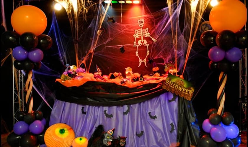 Mesa preparada para festa de Halloween. (Foto: Mestres da Teologia - site oficial)