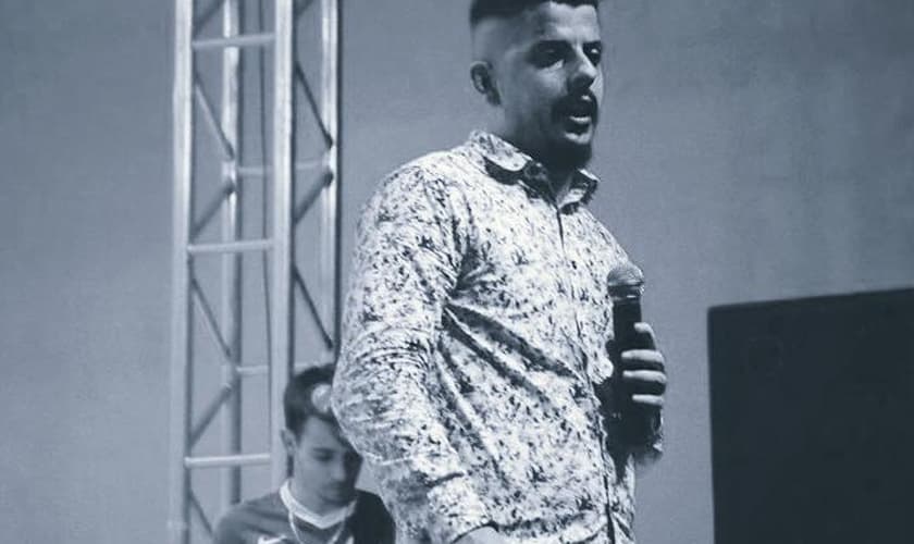 Grupo reunido pelo projeto Primitivos em mais uma noite de evangelismo em praças de MG (Foto: Facebook)