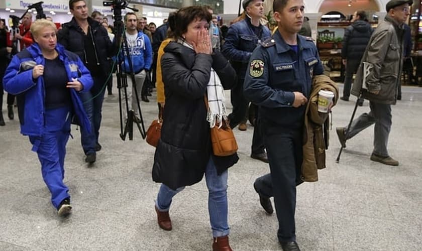 Pessoas chegam ao aeroporto de Pulkovo, Russia, em busca de notícias sobre parentes e amigos (Foto: The Guardian)