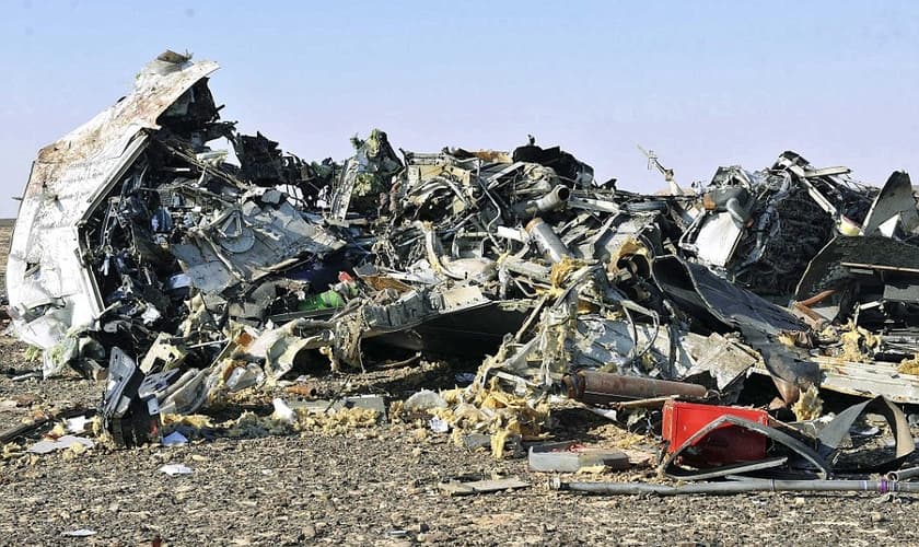 Destroços da aeronave A-321, operado pela companhia aérea russa Kogalymavia, que foi derrubado no dia 31 de Outubro. (Foto: EPA)