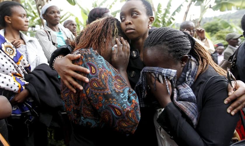 Estudantes universitários de Garissa (Quênia) lamentam a morte de amigos e parentes, após massacre, ocorrido em abril / 2015. (Foto: REUTERS/THOMAS MUKOYA)