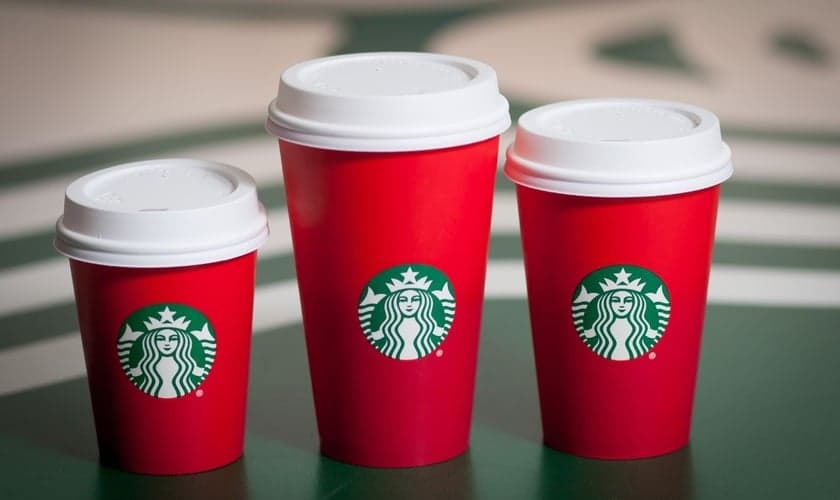 Novos copos da cafeteria agora só apresentam a logo da rede em um fundo vermelho liso (Imagem: Starbucks)