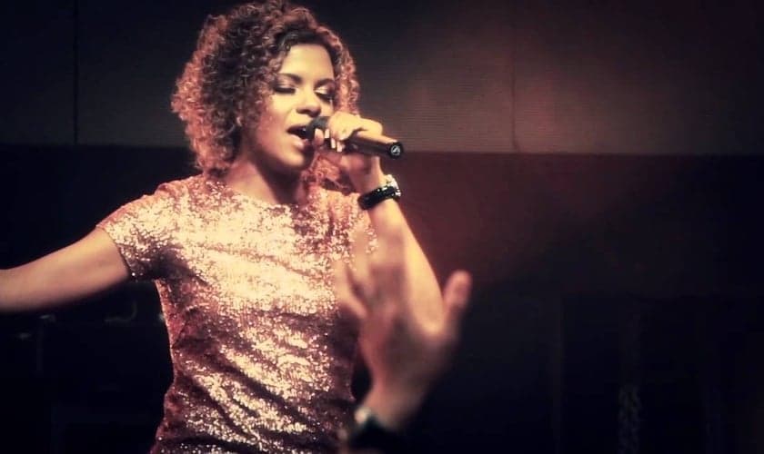 Nívea Soares, cantora
