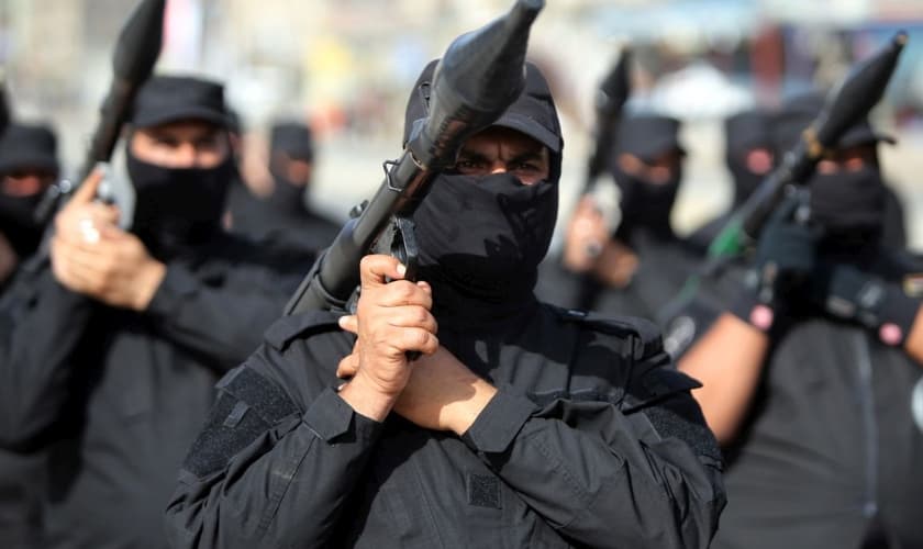 Militantes do Estado Islâmico se posicionam com armamento pesado. (Foto: Reuters)