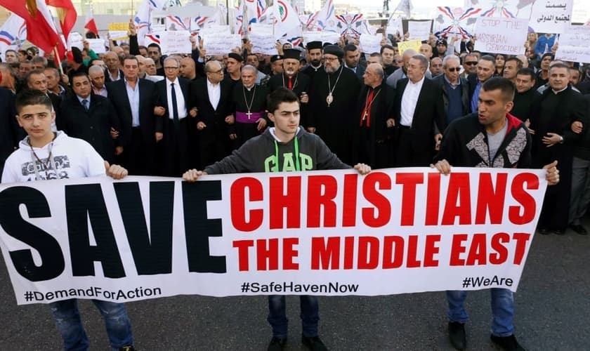 Cristãos assírios participam de protesto contra a perseguição religiosa e pedem pela libertação dos reféns, mantidos pelo Estado Islâmico (Foto: Reuters)