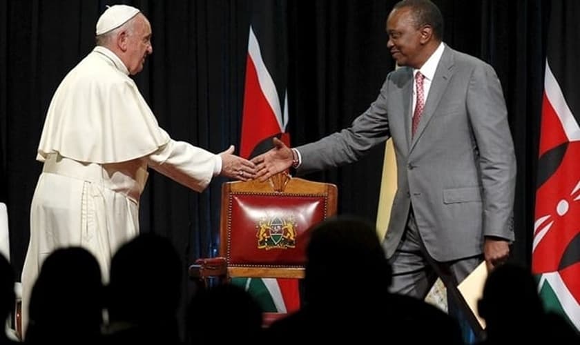 Papa Francisco cumprimenta o presidente queniano, Uhuru Kenyatta, em sua primeira viagem à África (Foto: AP)