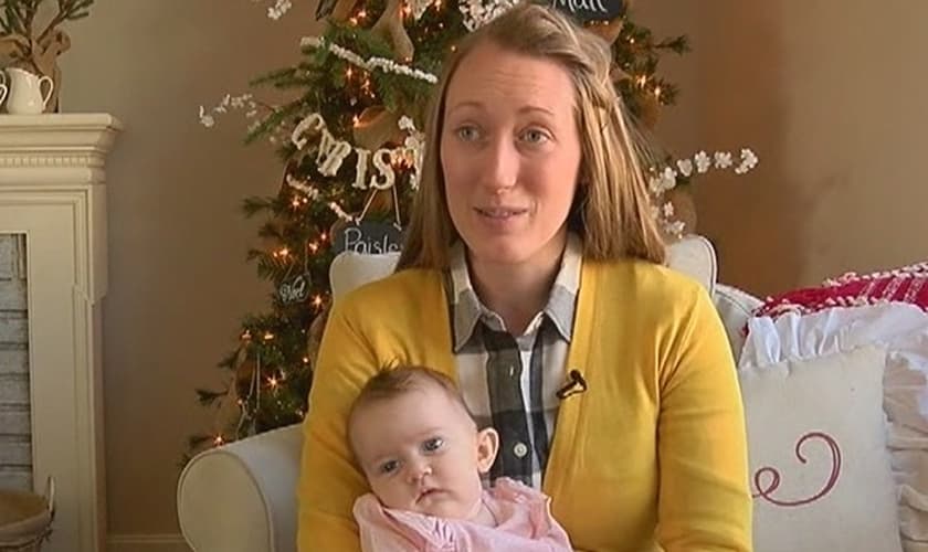 Carissa Hatfield segura a pequena Paisley nos braços, enquanto testemunha o milagre que surpreendeu a todos, em Cincinnati / Ohio, EUA (Imagem: WCPO)