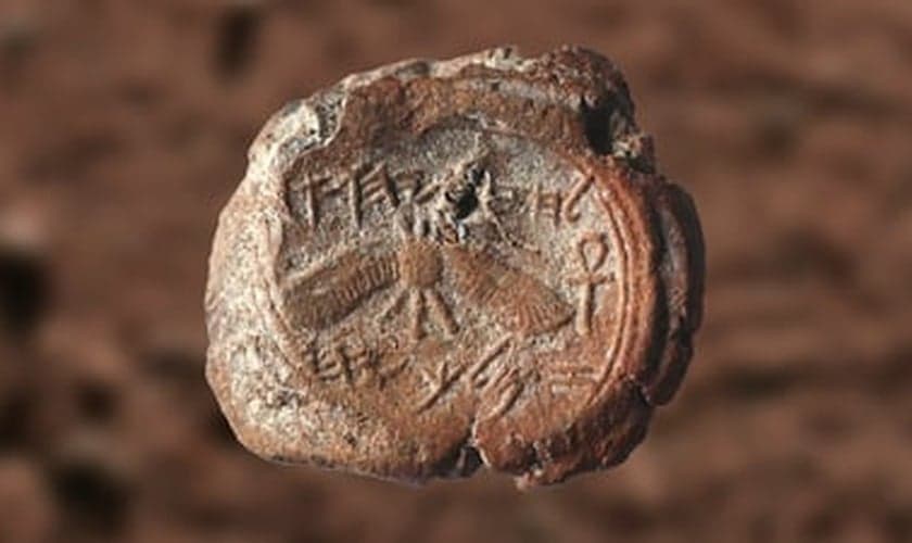 Uma marca do selo do rei bíblico Ezequias foi encontrada por arqueólogos israelenses da Universidade Hebraica de Jerusalém. (Foto: Reprodução)