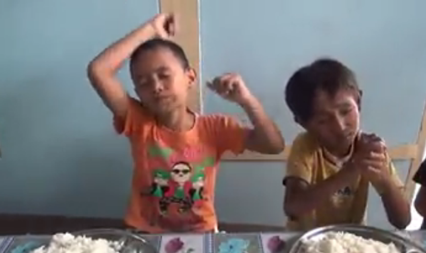 Crianças agradecem por comida com linguagem de sinais