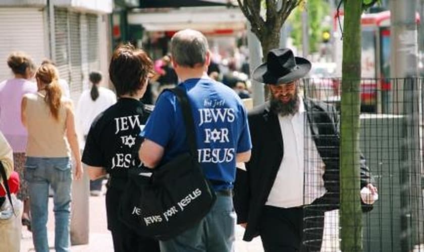 Organização Jews For Jesus (Judeus Por Jesus) durante evangelismo. (Foto: Jewdas)