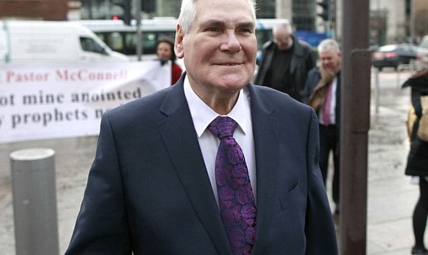 Líder da Igreja Whitewell Metropolitan Tabernacle, o pastor James McConnell, de 78 anos, foi absolvido da acusação de discurso de ódio contra muçulmanos. (Foto: Reprodução/ Daily Mail)