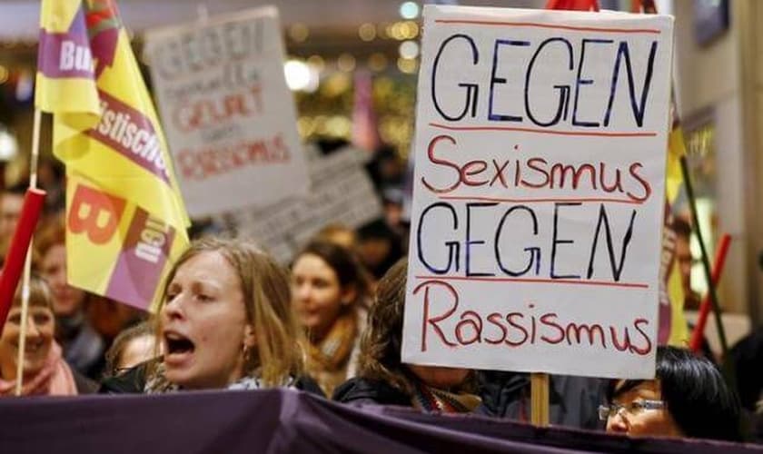 Mulheres protestam contra o 'sexismo', após os ataques ocorridos na véspera do Ano Novo, na cidade de Cologne, nos quais cerca de 1000 homens descontrolados atacaram mais de 100 mulheres. (Foto: Reuters)