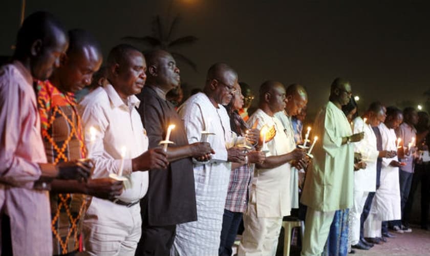 Pessoas realizam vigília em memória às vítimas de ataque do Boko Haram. (Imagem: Reuters)