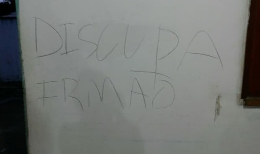 A mensagem foi deixada na parede interna da igreja. (Foto: Arquivo pessoal)