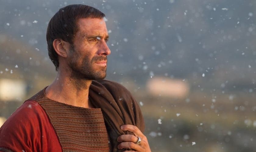 Clavius é interpretado pelo ator Joseph Fiennes. Imagem: divulgação.