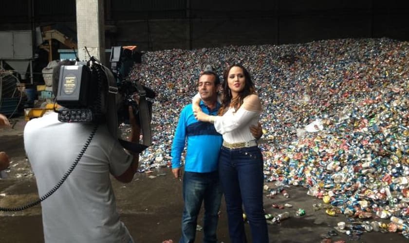 Perlla ao lado de seu pai, Gilberto, no ferro velho no Novo Rio, onde trabalhou durante a infância. (Foto: Divulgação)