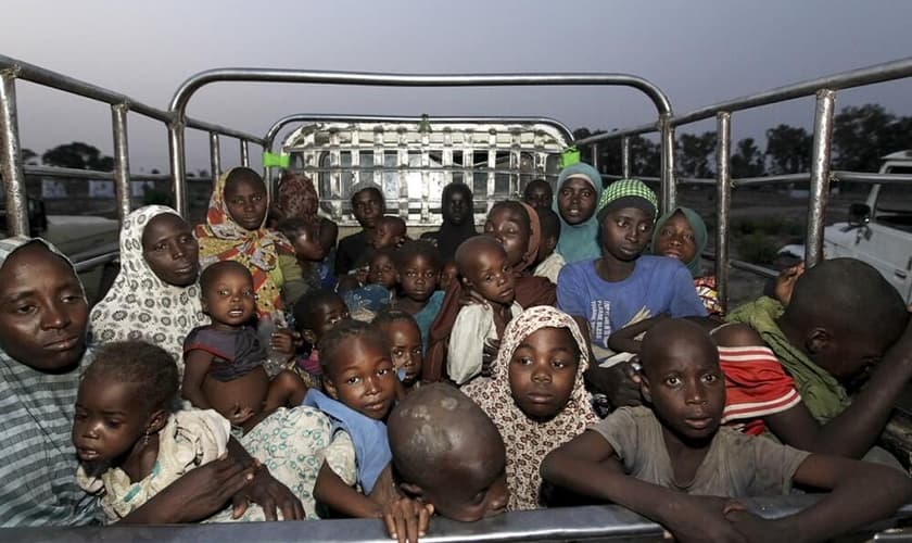 Crianças e mulheres resgatadas do domínio do Boko Haram (Foto: Reuters)