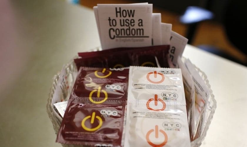 Preservativos e panfletos informativos são colocados à disposição da população em centro de combate à AIDS, em Nova York / EUA. (Foto: Reuters)